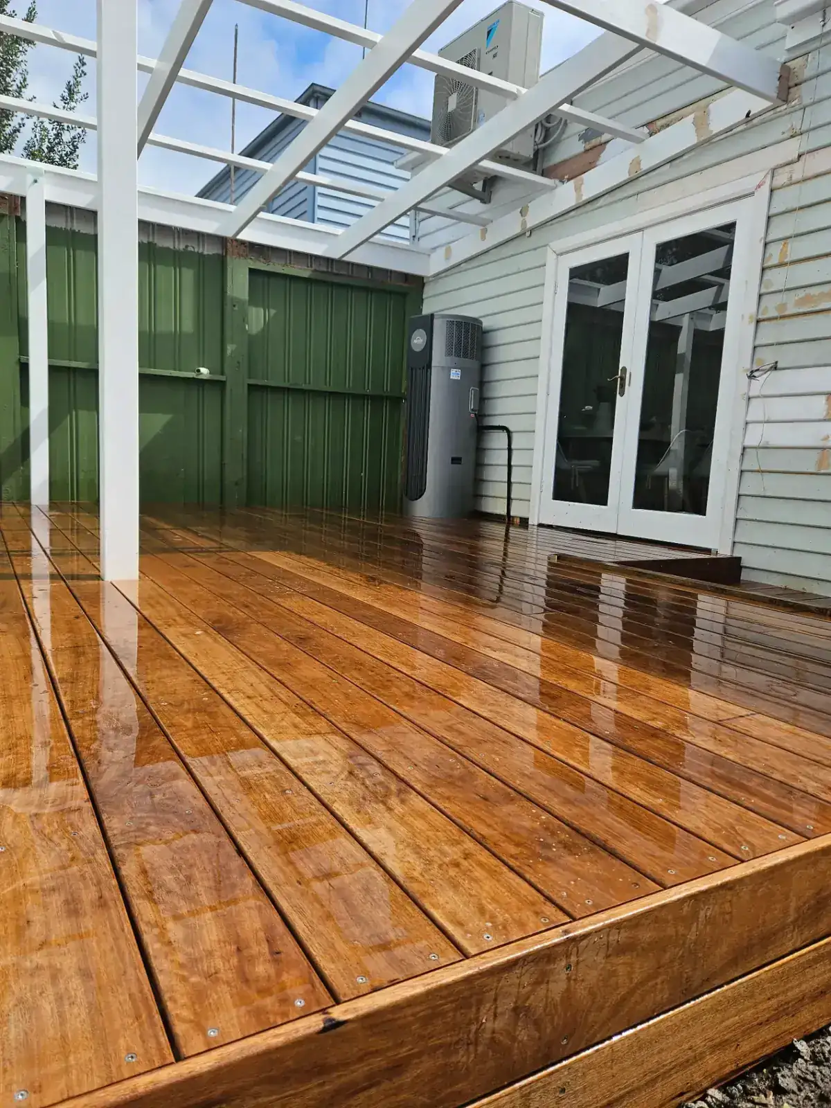 Williamstown wet-area deck with pergola frame