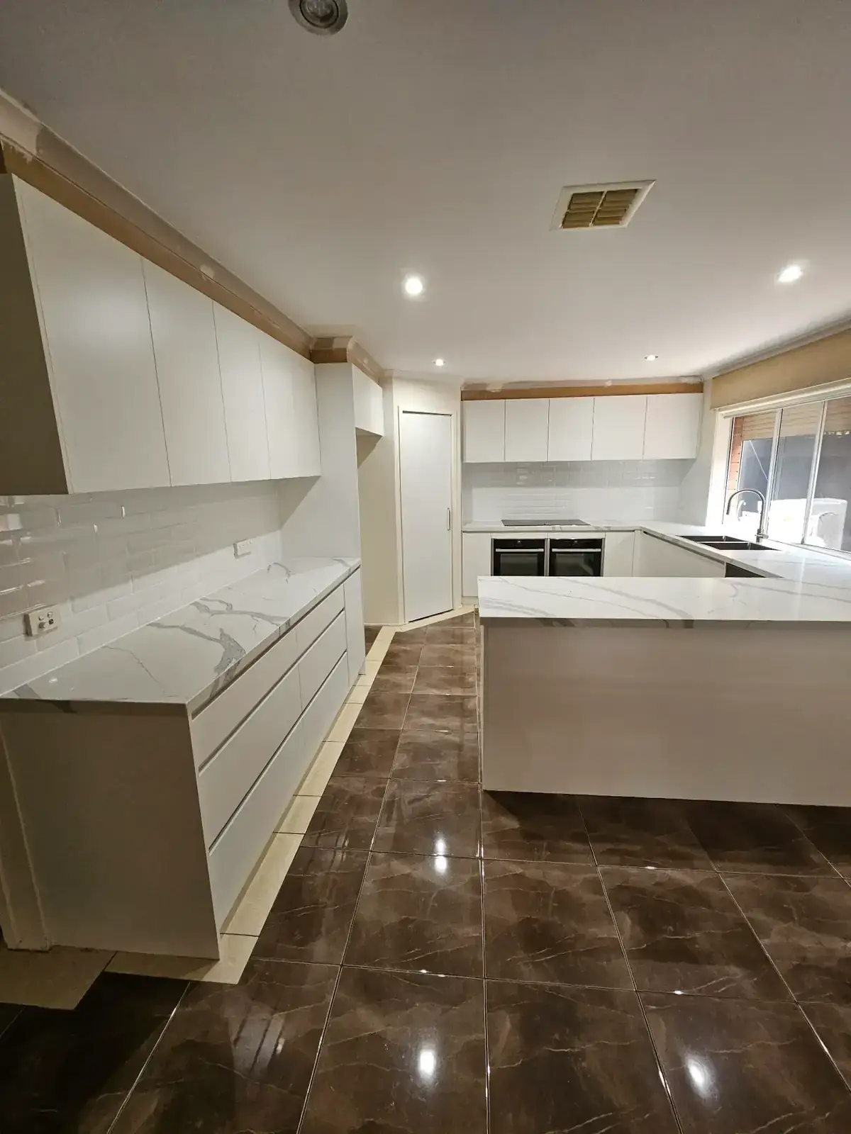 Kingsville U-shape kitchen with Calacatta stone